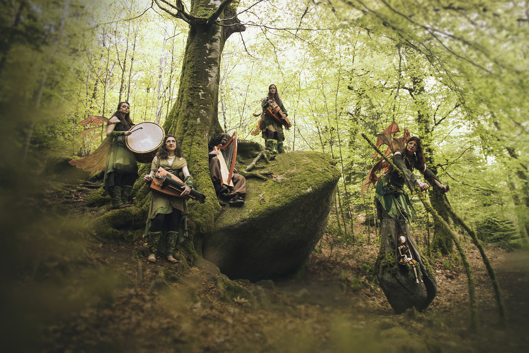 Contes du Bois d'en Haut déambulation marionnette musique Bretagne féerique