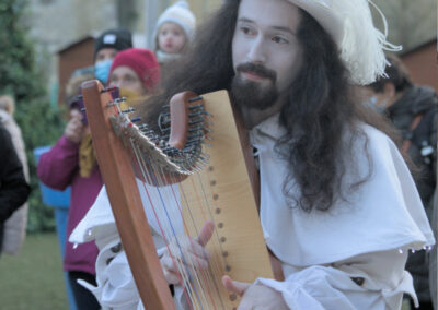 Sidhes déambulation échassier blanc lumineux musique