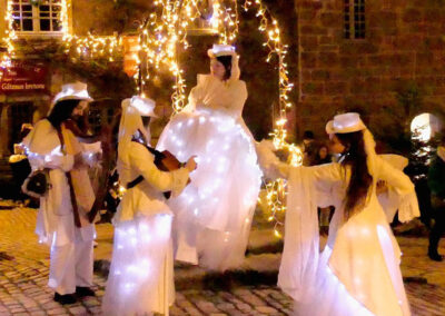 Sidhes déambulation échassier blanc lumineux musique
