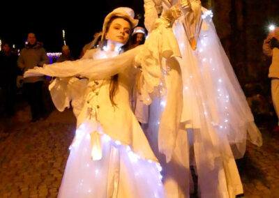 Sidhes déambulation échassier blanc lumineux musique