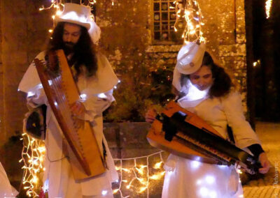 Sidhes déambulation échassier blanc lumineux musique