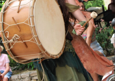 Contes du Bois d'en Haut déambulation marionnette musique Bretagne féerique