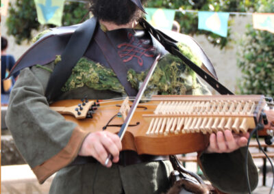 Contes du Bois d'en Haut déambulation marionnette musique Bretagne féerique