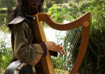 Contes du Bois d'en Haut déambulation marionnette musique Bretagne féerique