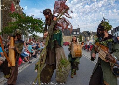Contes du Bois d'en Haut déambulation marionnette musique Bretagne féerique