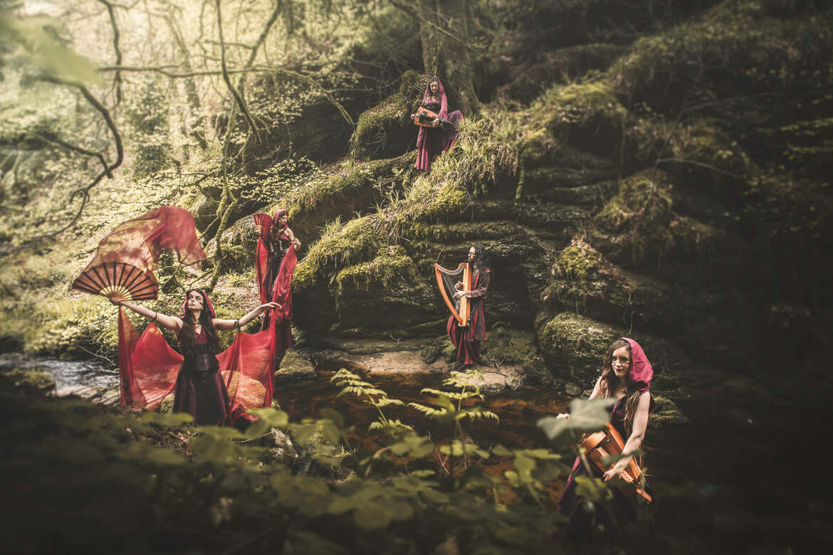 Déambulation Beltaine de la compagnie Tan Elleil avec musique, échassier, chant et danse.