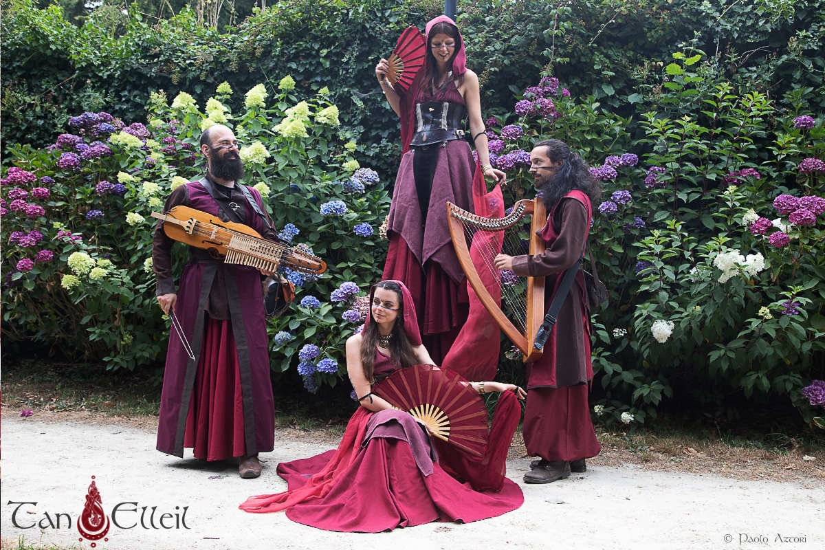 Déambulation Beltaine - Tan Elleil - Musiciens, échassier et danseuse