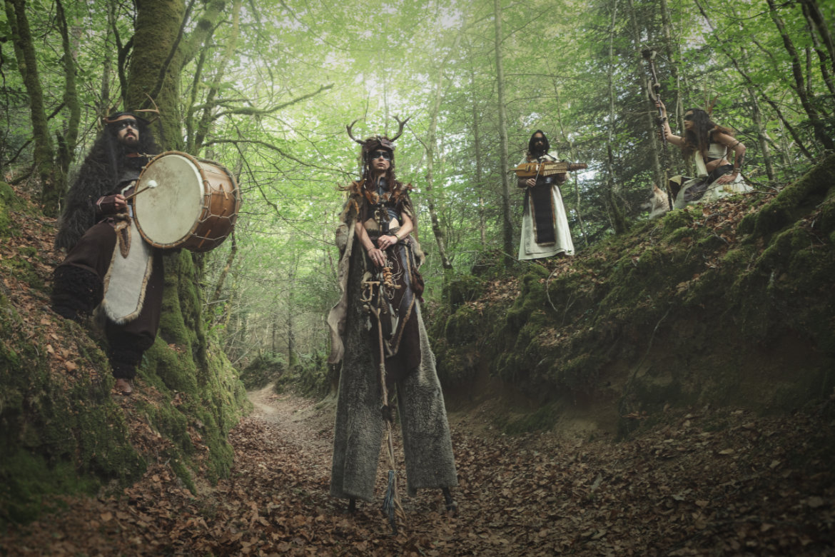 Déambulation musicale Cernunnos avec echassier celte gaulois