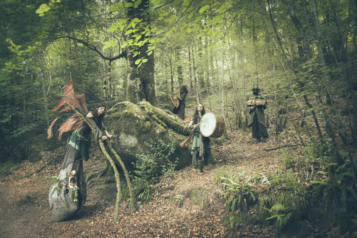 Déambulation musicale bretonne avec marionnette et échassier