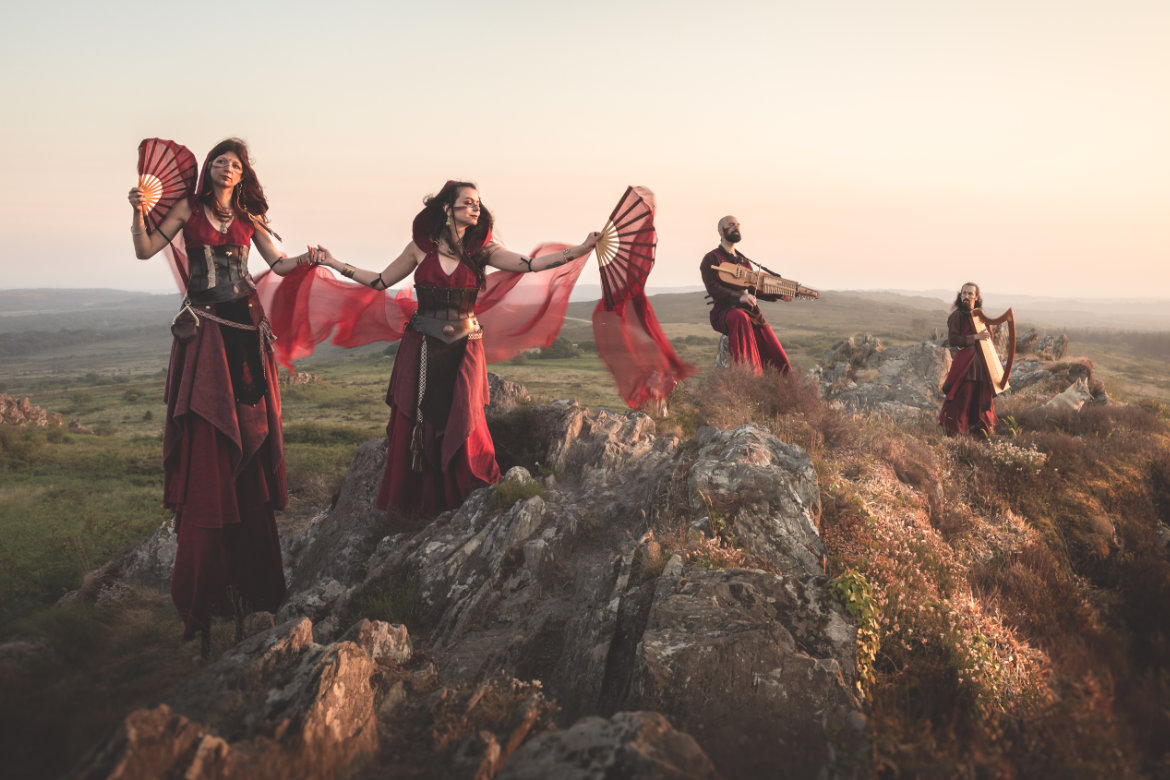 Déambulation musicale médiévale fantastique avec echassier et danseuse