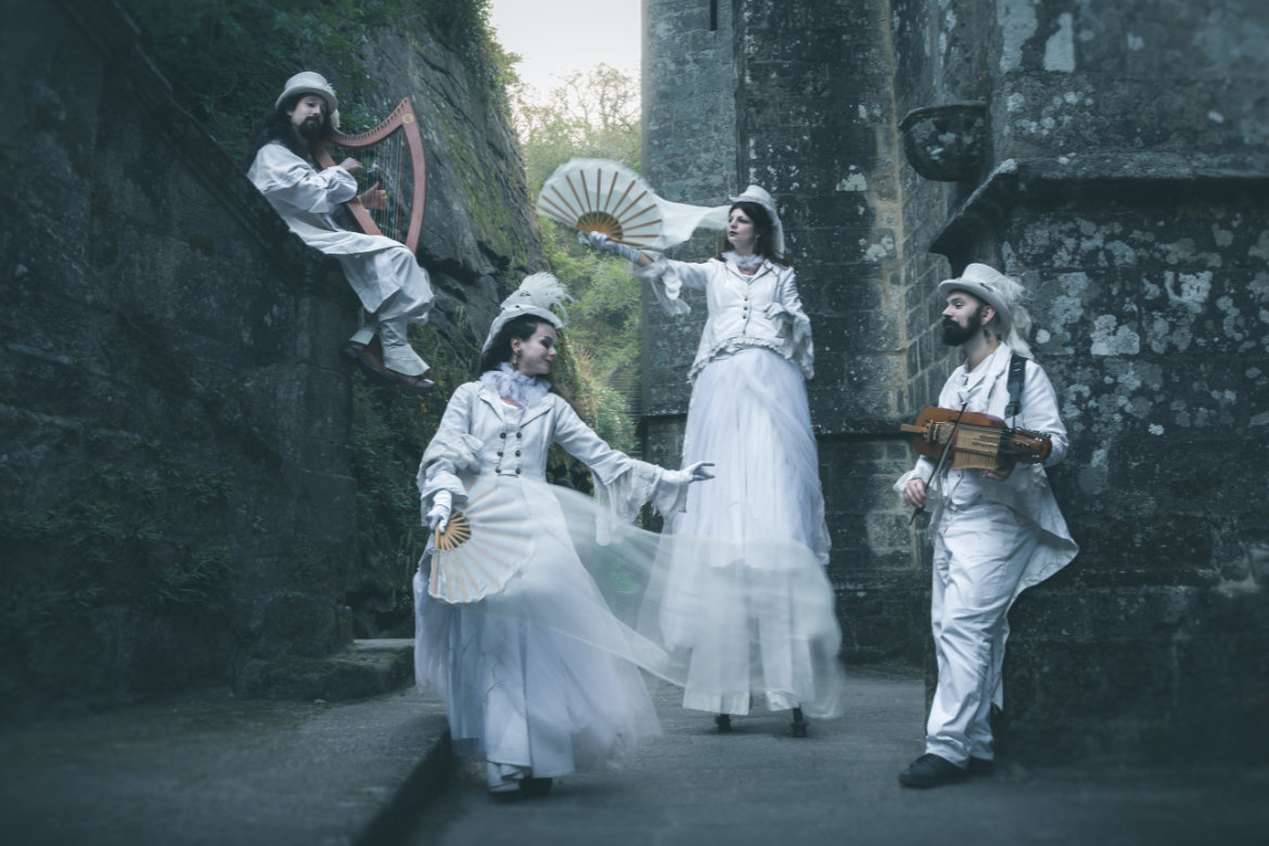 Déambulation musicale d'échassier blanc lumineux