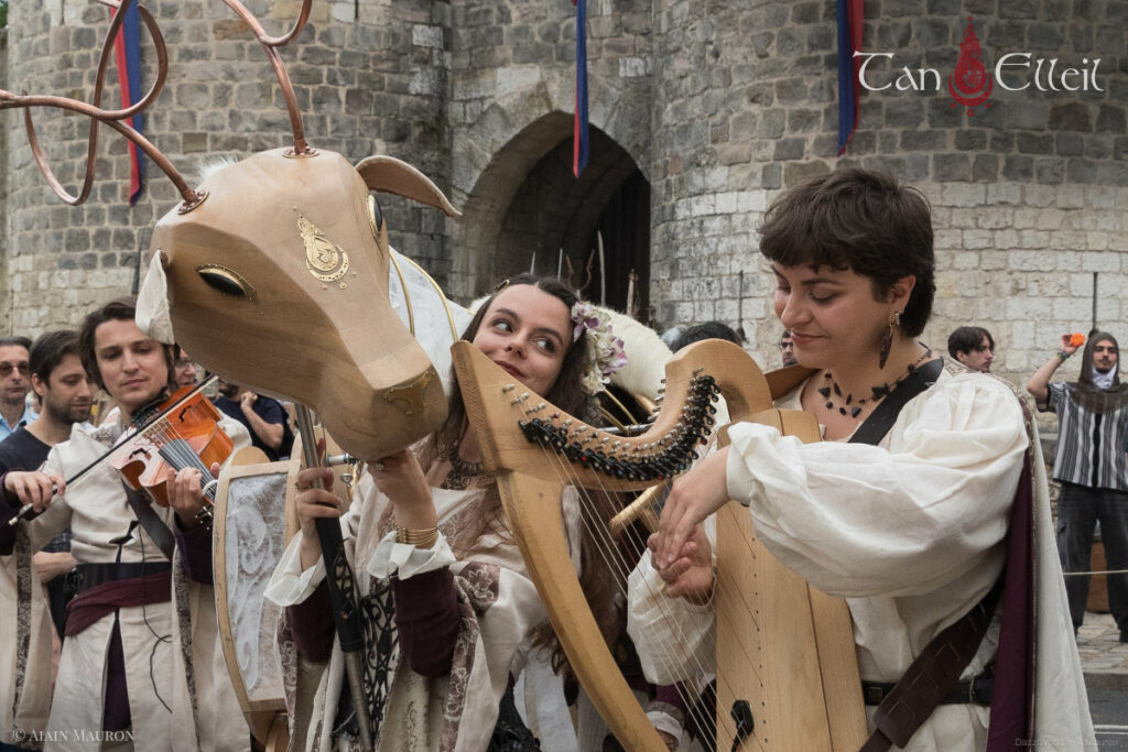 Complicité entre les artistes de la déambulation musicale fantastique