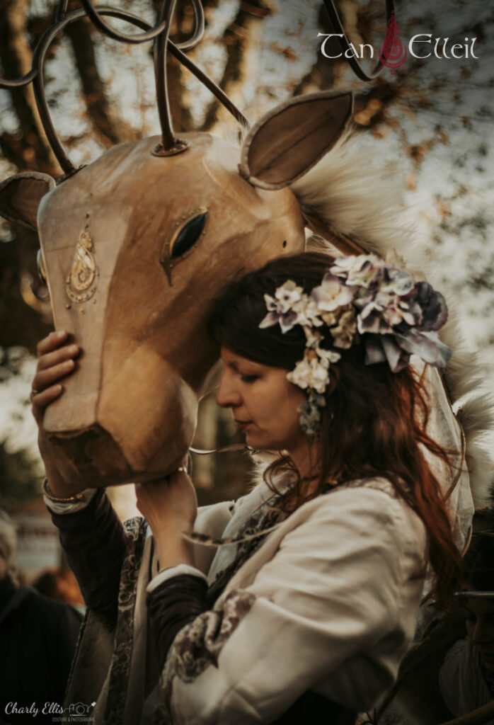 Complicité entre la marionnette et la marionnettiste de la déambulation musicale fantastique