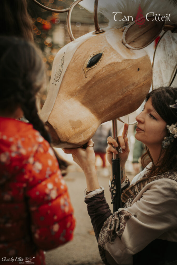 Interaction avec les enfants de la déambulation musicale fantastique