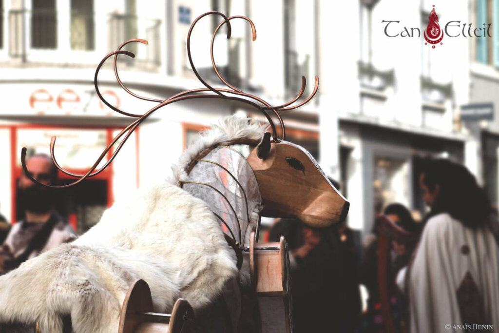 Déambulation musicale fantastique marionnette géante en bois
