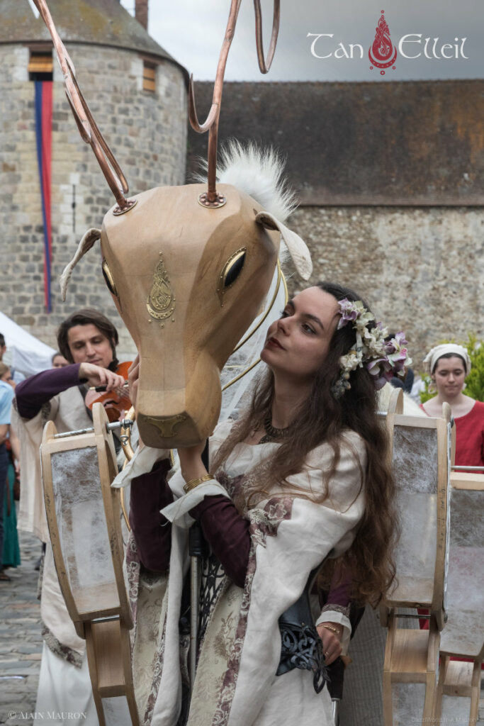 Complicité entre la marionnette et la marionnettiste de la déambulation musicale fantastique