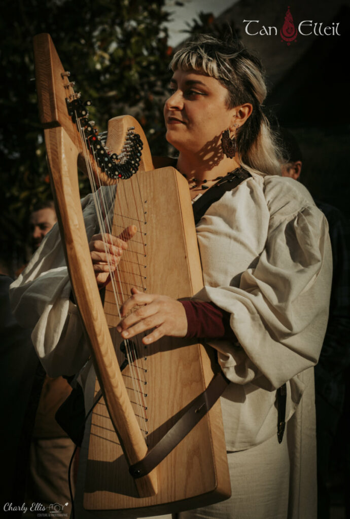 La musicienne de la déambulation musicale fantastique