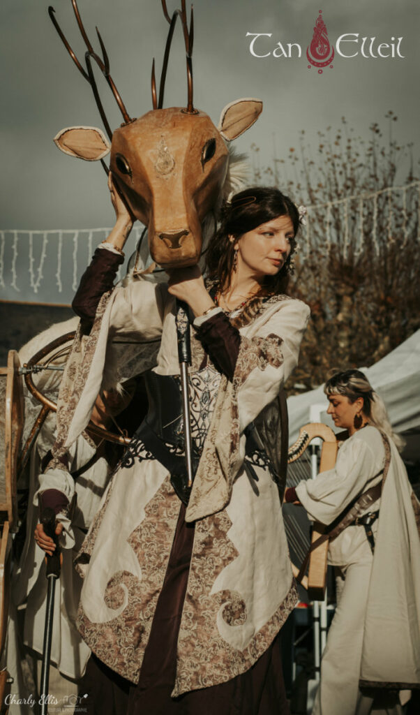 La marionnettiste de la déambulation musicale fantastique