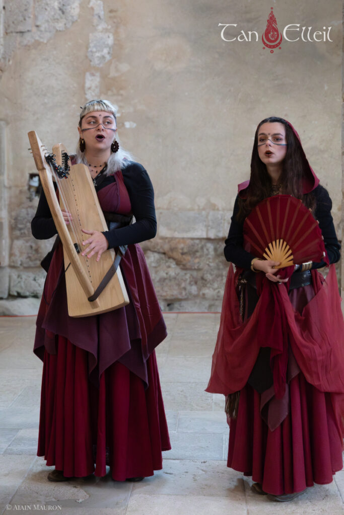 Chant lors de la déambulation musicale Beltaine avec échassier