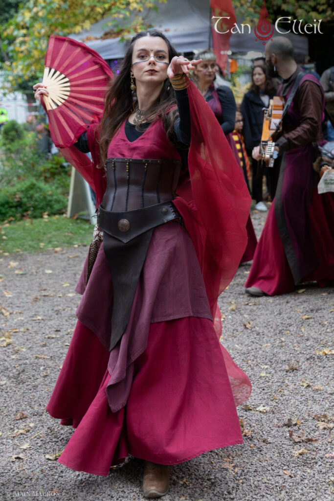 Costume de la déambulation musicale Beltaine avec échassier