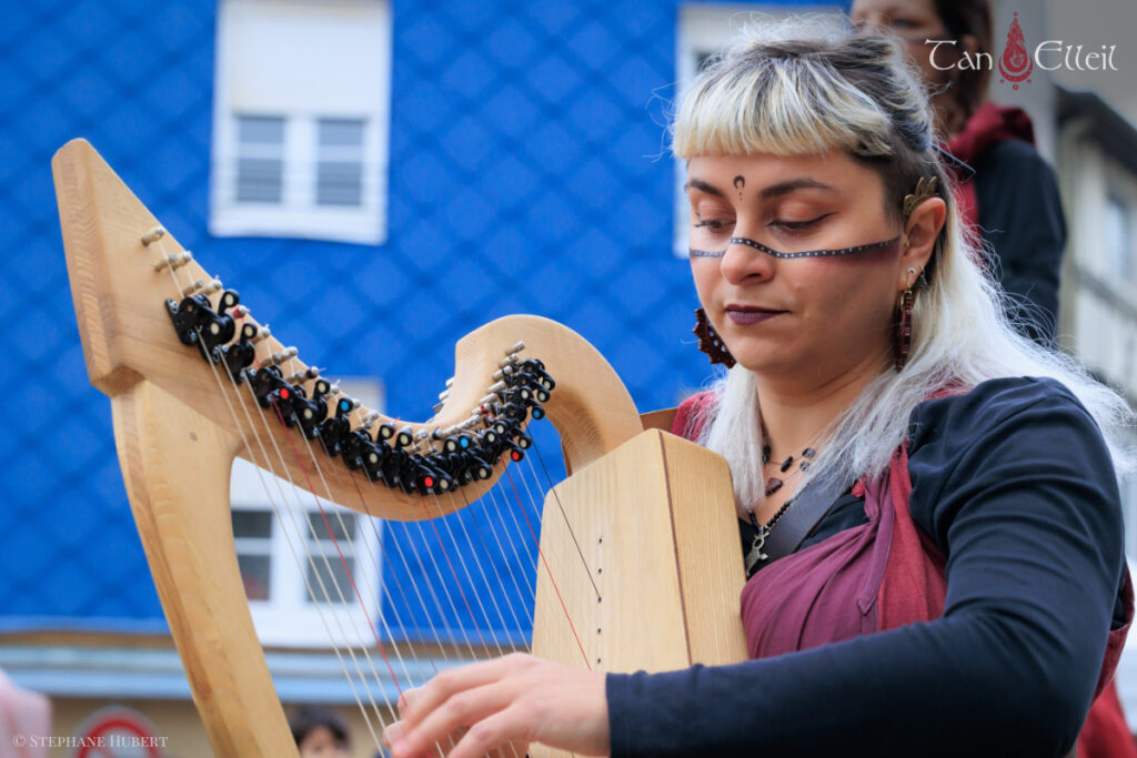 Musicien de la déambulation musicale Beltaine avec échassier