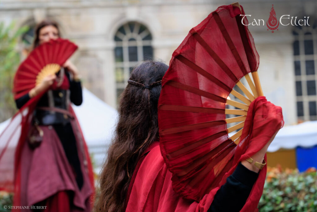 Chorégraphie de la déambulation musicale Beltaine avec échassier