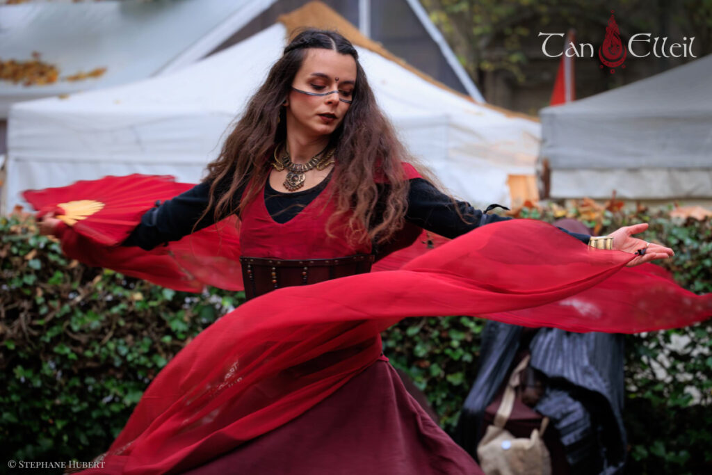 Danse aux voiles de la déambulation musicale Beltaine avec échassier