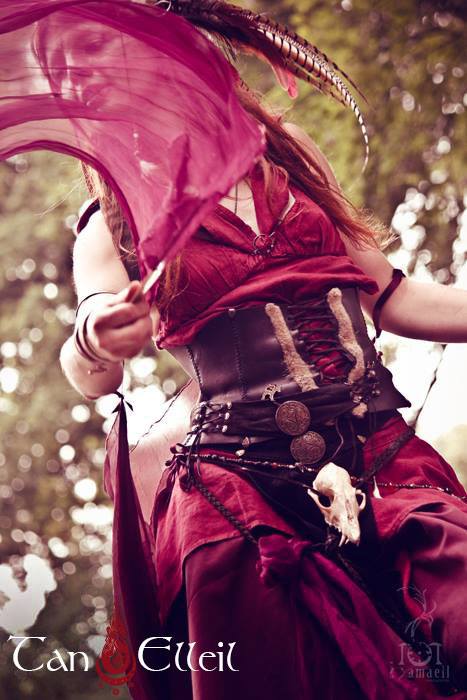 Costume de la déambulation musicale Beltaine avec échassier