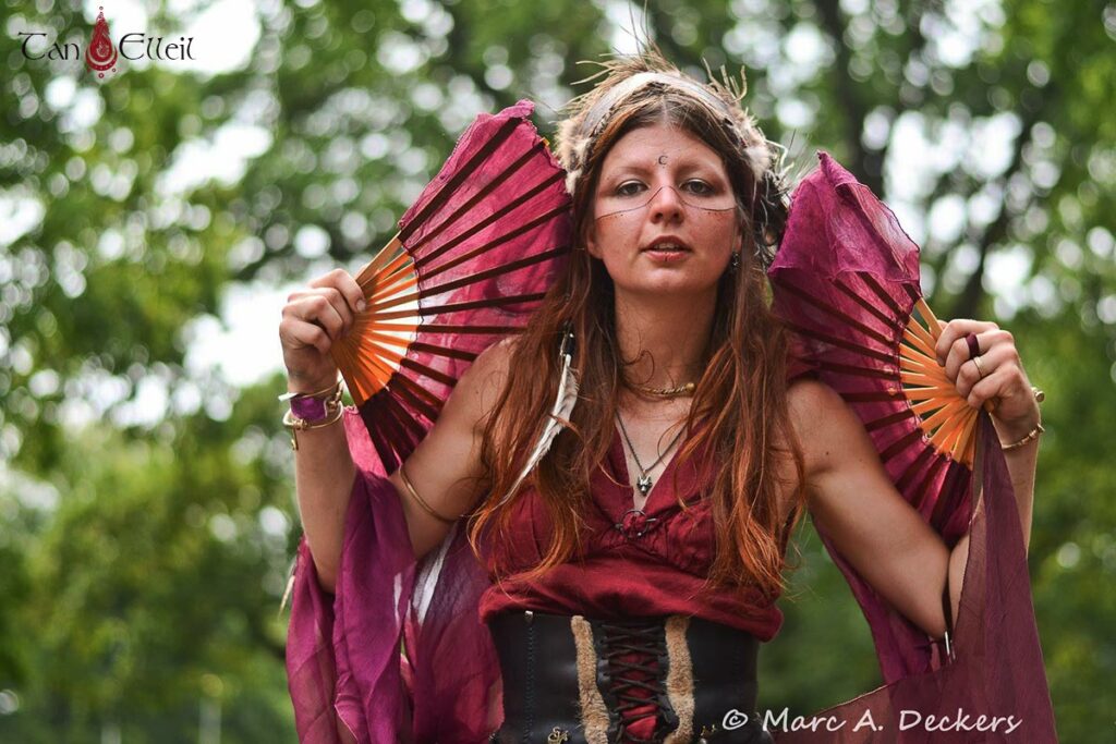 Echassier de la déambulation musicale Beltaine avec échassier