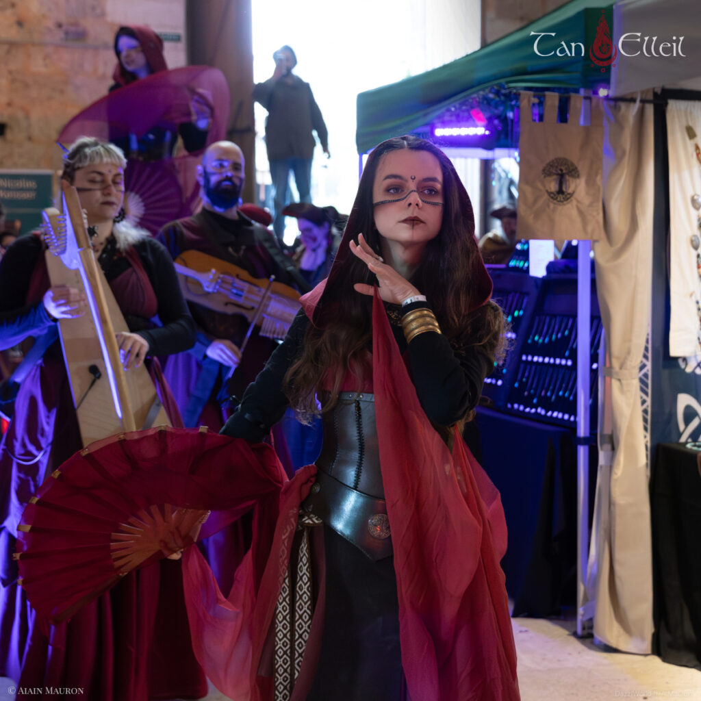 Déambulation en interieur du spectacle de rue musical Beltaine avec échassier