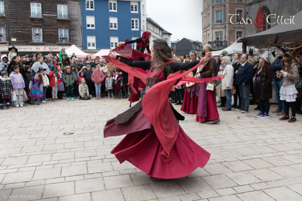 Danse lors de la déambulation musicale Beltaine avec échassier