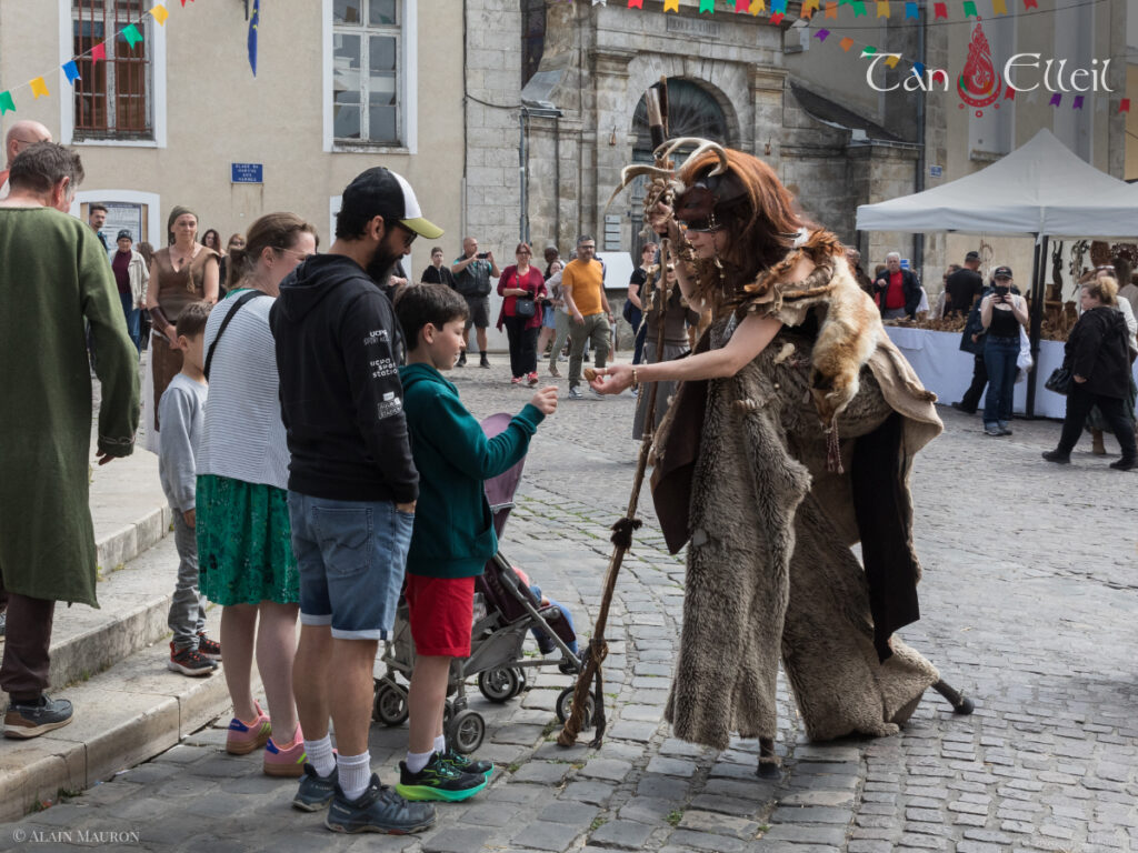 tan-elleil-cernunnos-deambulation-musicale-echassier-celte1 Cadeau aux enfants donnés lors de la déambulation musicale celte Cernunnos avec échassier
