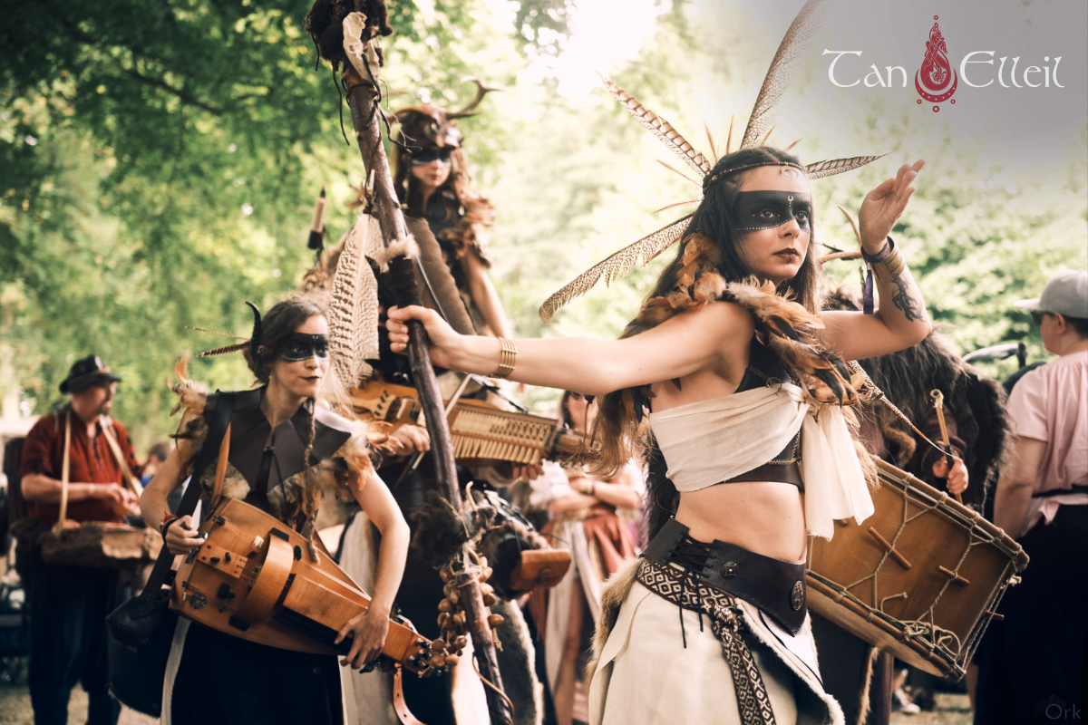 tan-elleil-cernunnos-deambulation-musicale-echassier-celte11 La danse lors de la déambulation musicale celte Cernunnos avec échassier