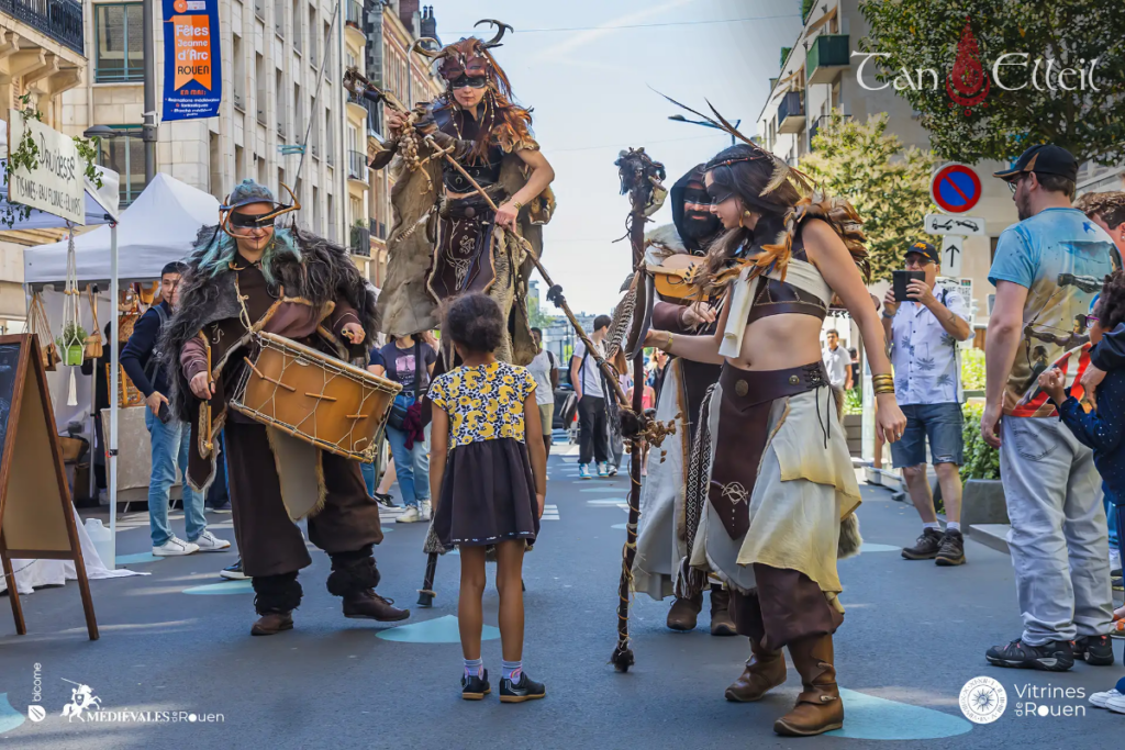 tan-elleil-cernunnos-deambulation-musicale-echassier-celte13 Intéraction avec les enfants lors de la déambulation musicale celte Cernunnos avec échassier
