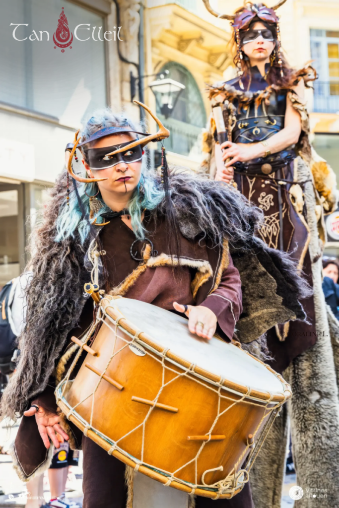 tan-elleil-cernunnos-deambulation-musicale-echassier-celte14 Musicien de la déambulation musicale celte Cernunnos avec échassier