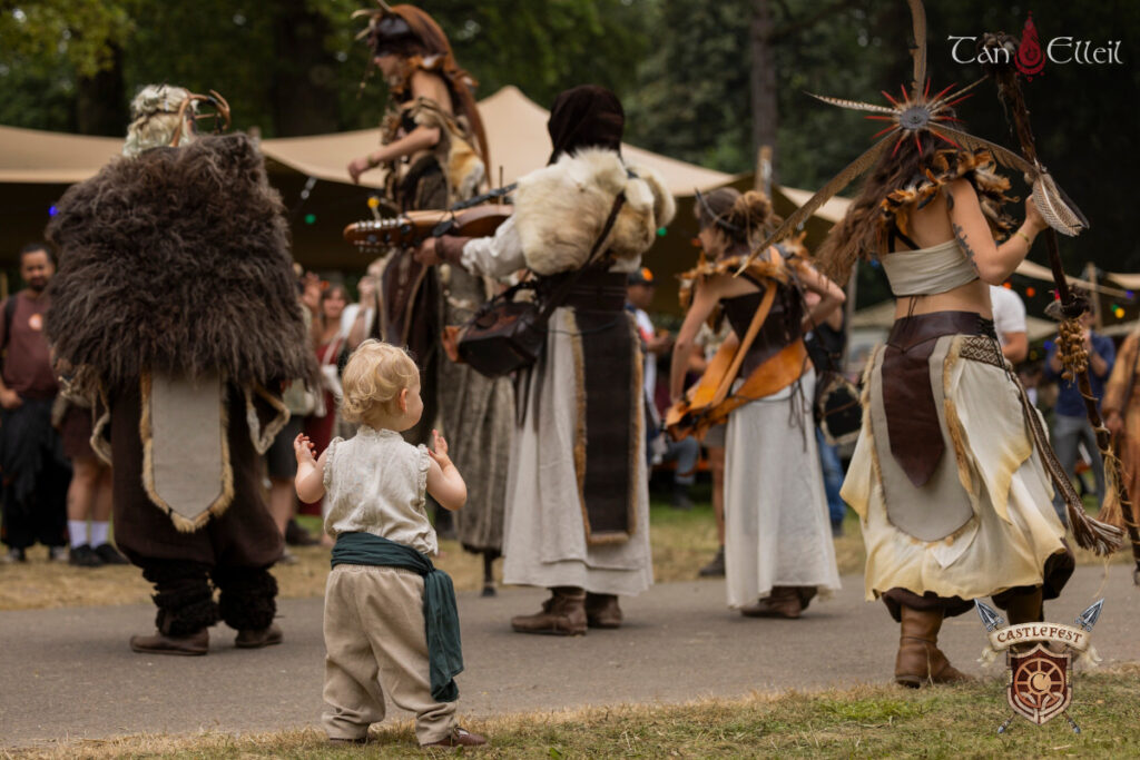 tan-elleil-cernunnos-deambulation-musicale-echassier-celte16 Le public captivé de la déambulation musicale celte Cernunnos avec échassier