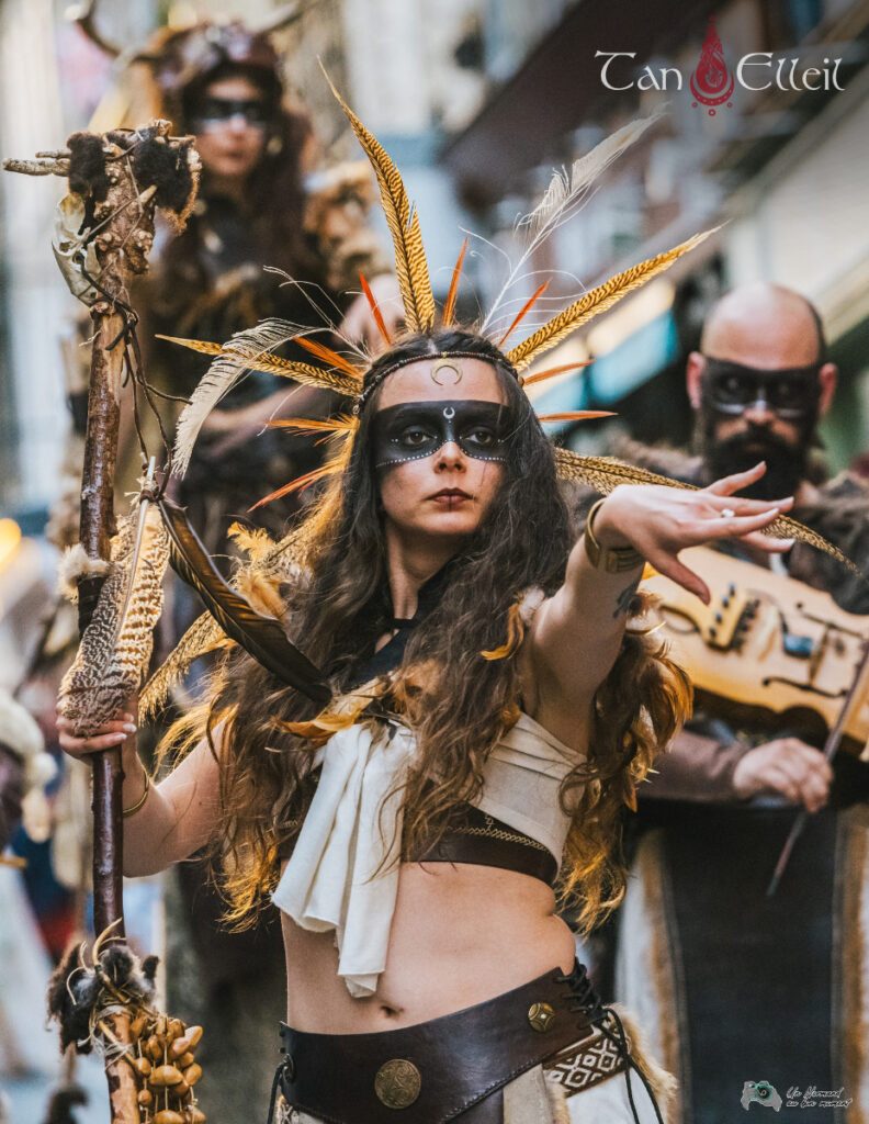 tan-elleil-cernunnos-deambulation-musicale-echassier-celte18 La danseuse de la déambulation musicale celte Cernunnos avec échassier