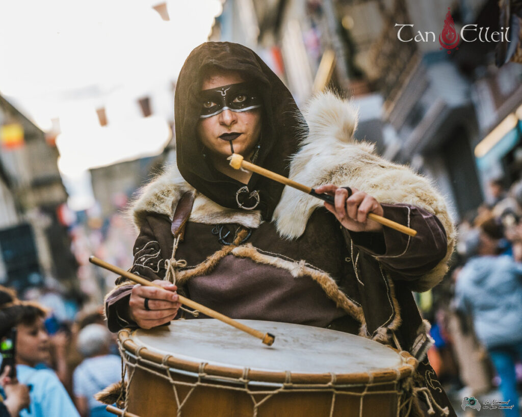 tan-elleil-cernunnos-deambulation-musicale-echassier-celte19 La percussionniste de la déambulation musicale celte Cernunnos avec échassier