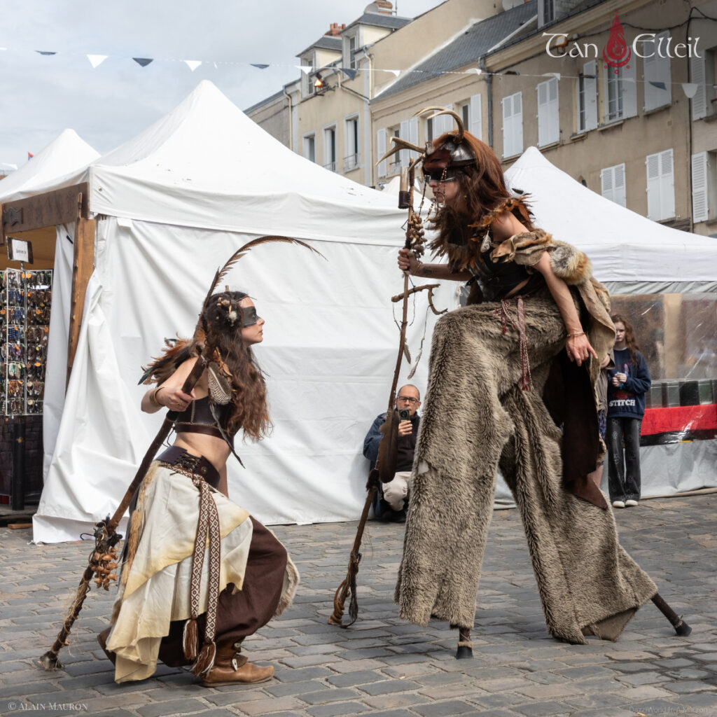 tan-elleil-cernunnos-deambulation-musicale-echassier-celte2 Complicité entre les artistes lors de la déambulation musicale celte Cernunnos avec échassier