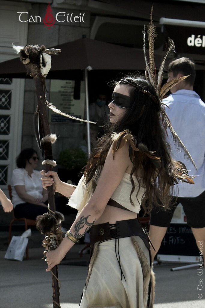 tan-elleil-cernunnos-deambulation-musicale-echassier-celte21 Les costumes de la déambulation musicale celte Cernunnos avec échassier