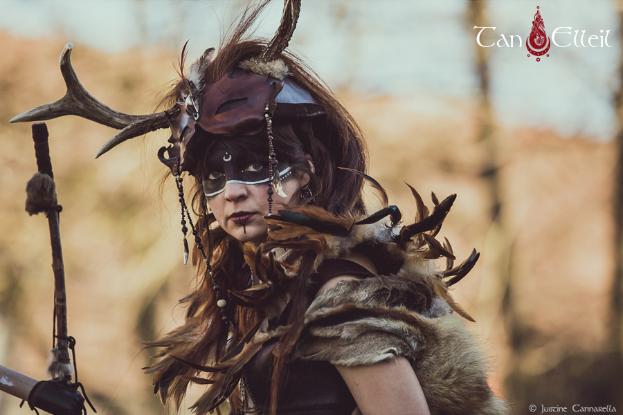 tan-elleil-cernunnos-deambulation-musicale-echassier-celte22 Le maquillage de la déambulation musicale celte Cernunnos avec échassier