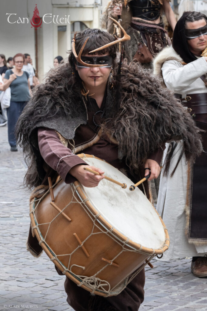 tan-elleil-cernunnos-deambulation-musicale-echassier-celte4 Tambour et percussion de la déambulation musicale celte Cernunnos avec échassier