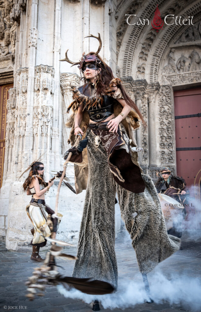 tan-elleil-cernunnos-deambulation-musicale-echassier-celte9 Saynete lors de la déambulation musicale celte Cernunnos avec échassier