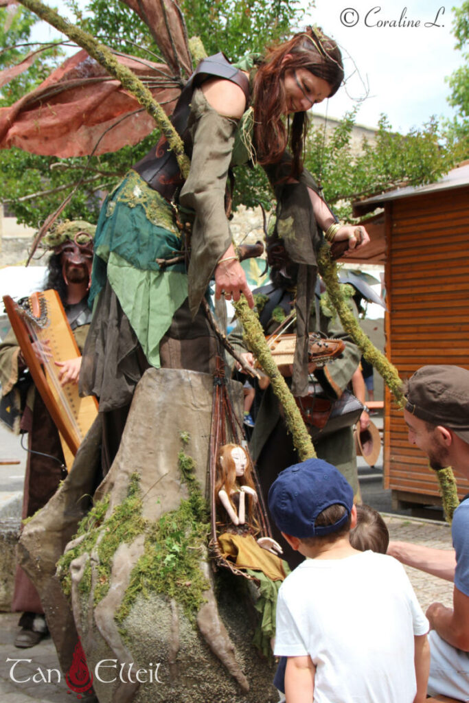 tan-elleil-contes-du-bois-den-haut-deambulation-musicale-bretagne-marionnette-echasses11.jpg Interaction entre les enfants et la marionnette lors de la déambulation musicale bretonne avec échassier et marionnette