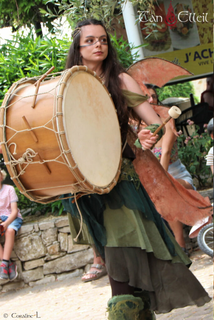tan-elleil-contes-du-bois-den-haut-deambulation-musicale-bretagne-marionnette-echasses12.jpg Costume de la déambulation musicale bretonne avec échassier et marionnette