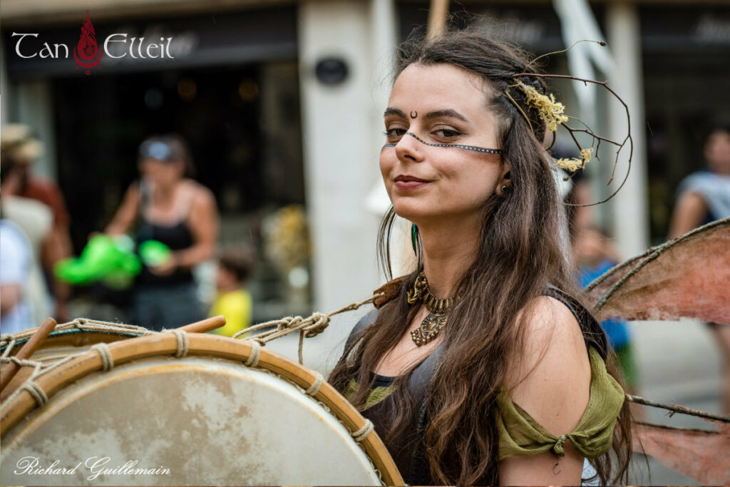 tan-elleil-contes-du-bois-den-haut-deambulation-musicale-bretagne-marionnette-echasses13.jpg Musicienne de la déambulation musicale bretonne avec échassier et marionnette