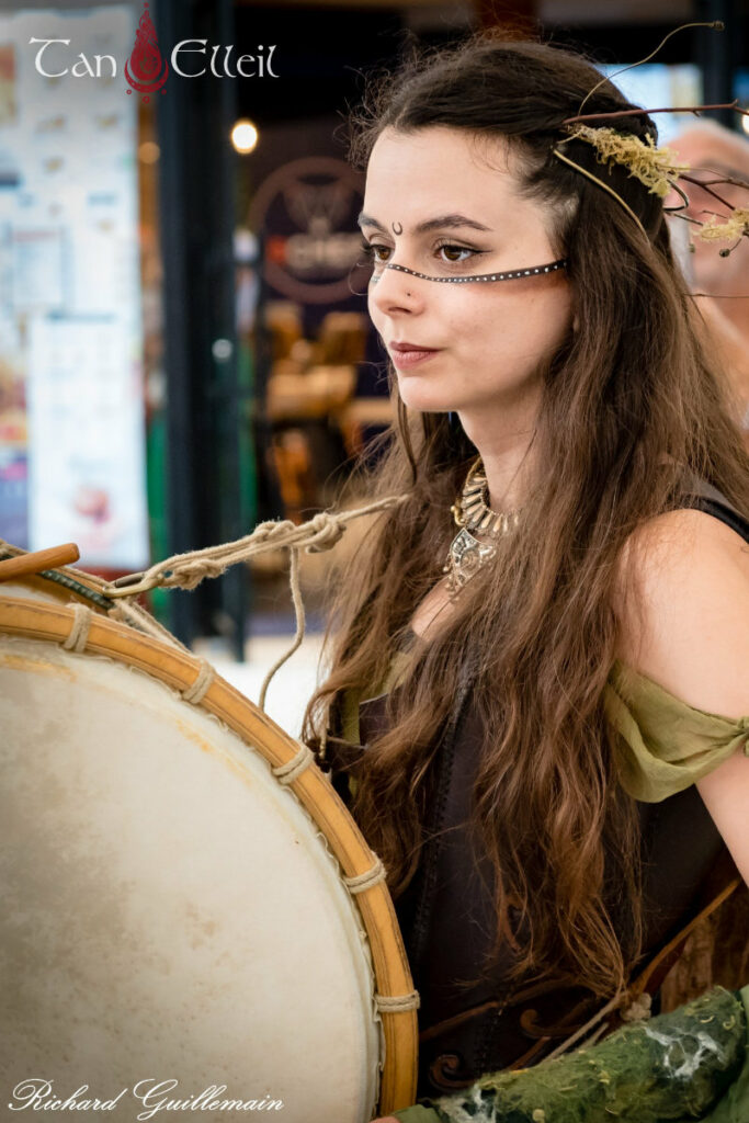 tan-elleil-contes-du-bois-den-haut-deambulation-musicale-bretagne-marionnette-echasses16.jpg La percussionniste de la déambulation musicale bretonne avec échassier et marionnette