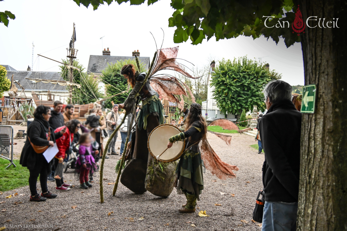 tan-elleil-contes-du-bois-den-haut-deambulation-musicale-bretagne-marionnette-echasses3 Les personnages féeriques de la déambulation musicale bretonne avec échassier et marionnette