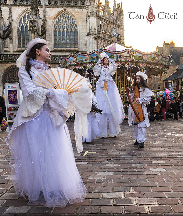 La harpe de la déambulation musicale avec échassiers blanc lumineux
