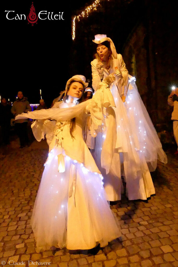 Danse et échasse de la déambulation musicale avec échassiers blanc lumineux